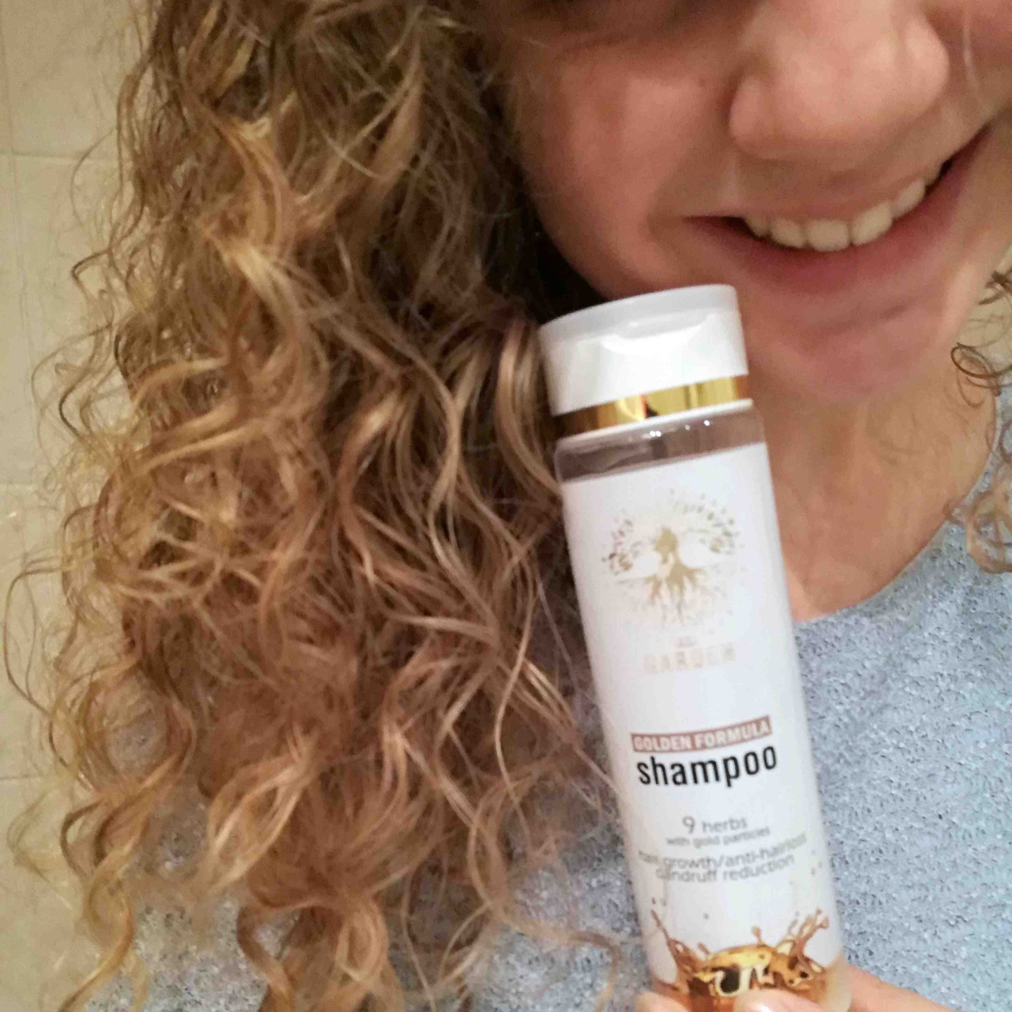 GOLDEN Formula Shampoo - šampón pre vyčistenie a hydratáciu suchej pokožky - The Garden - expertnavlasy.sk