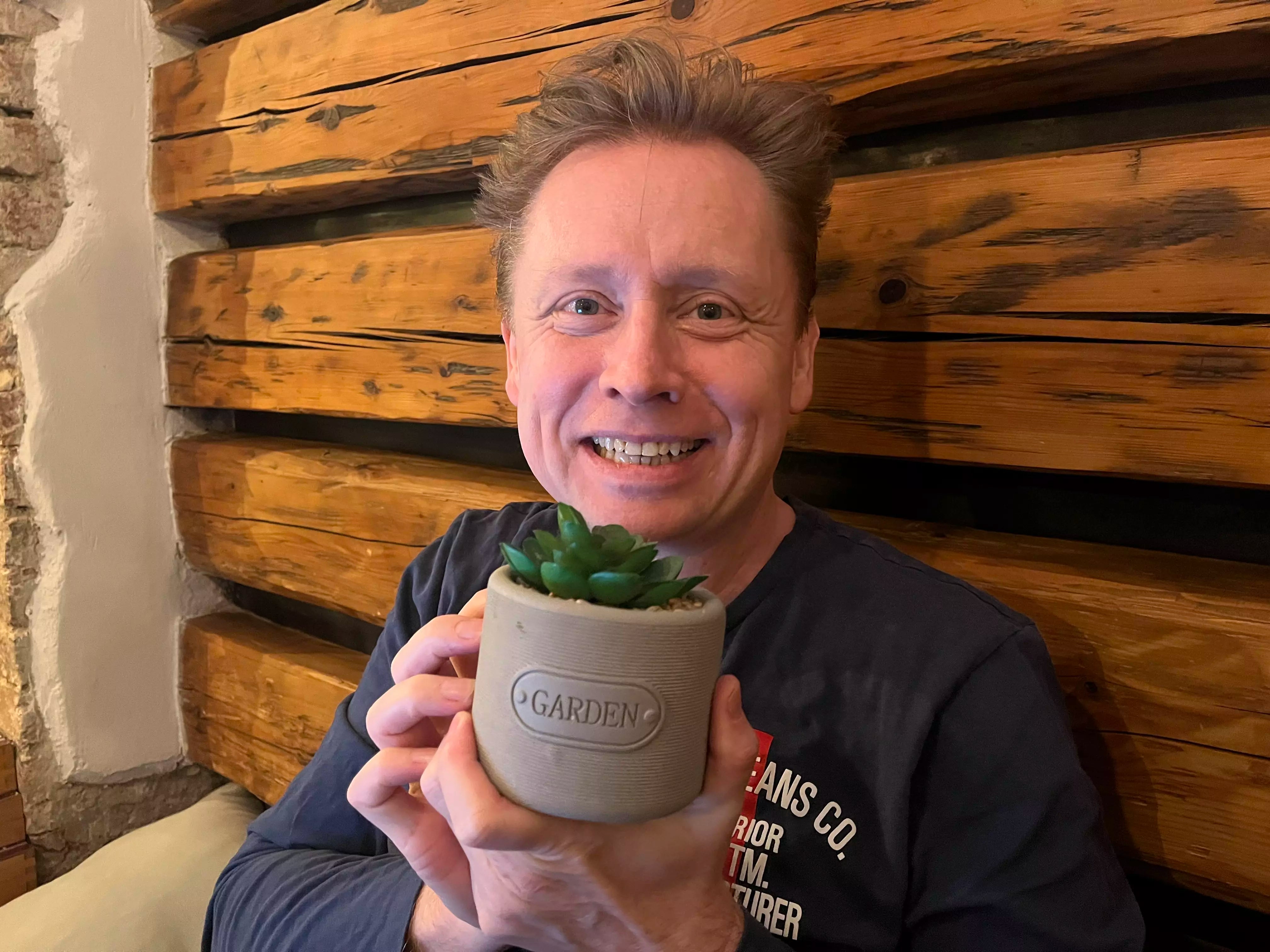 Adrián Mokriš s kvetináčom s nápisom GARDEN